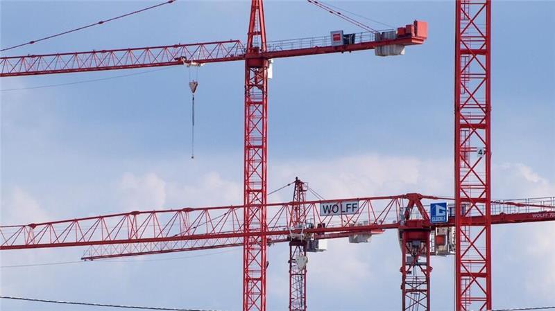 Prognose: Deutschland Schlusslicht im Wohnungsbau Baukräne werden in den kommenden Jahren seltener zu sehen sein. Laut Forschergruppe Euroconstruct wird sich die Talfahrt des deutschen Wohnungsbaus fortsetzen. (Foto: Illustration)