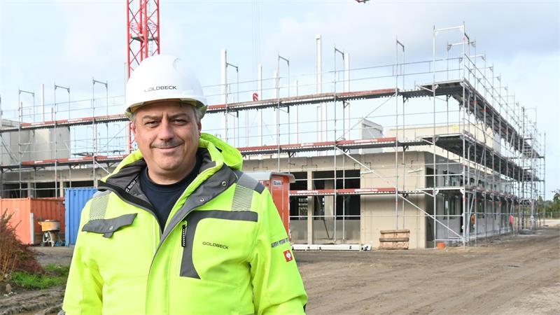 Ein Puzzle aus Beton und Stahl: So entsteht die Grundschule in Jork Bauleiter Sergej Kemler leitet die Arbeiten in Jork.