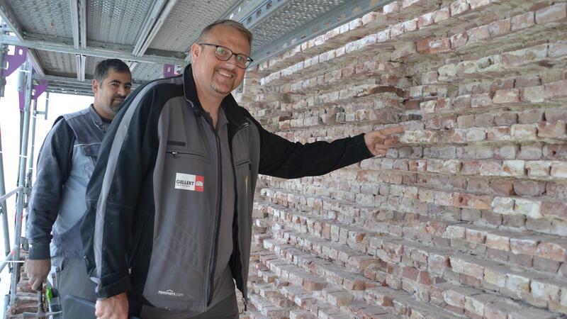 Bauleiter Theis Blank (rechts) und Vorarbeiter Kai Pust zeigen: Gut 18.000 Steine müssen beim Krummendeicher Kirchturm ersetzt werden.