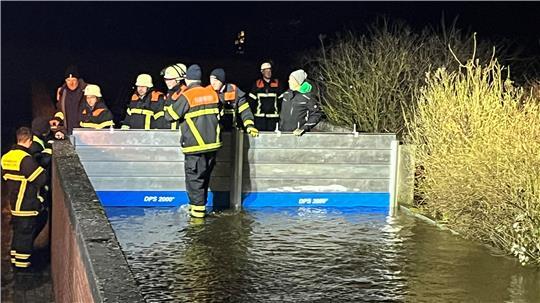 Baumaßnahmen sollen an der Este verhindern, dass die Feuerwehr - wie hier an der Lühe im Dezember 2023 - bei Hochwasser ausrücken muss.