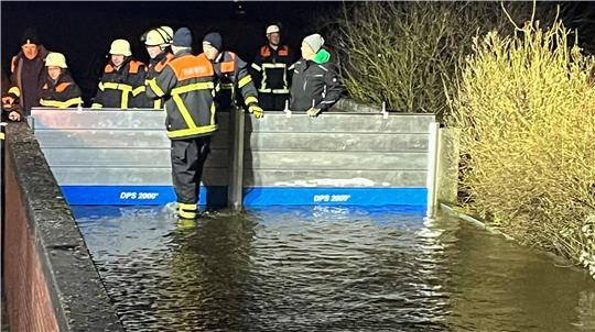 Baumaßnahmen sollen auch an der Este verhindern, dass die Feuerwehr - wie hier an der Lühe im Dezember 2023 - bei Hochwasser ausrücken muss.