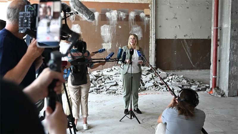 Bauministerin Verena Hubertz schaute sich in Berlin den Umbau zu Wohneinheiten an.