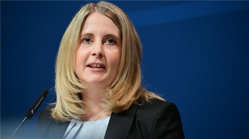 Baubranche warnt: Iran-Krieg treibt Kosten für Hausbauer Bauministerin Verena Hubertz will Bauen leichter und billiger machen (Archivbild)