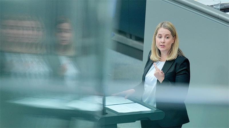Bauministerin Verena Hubertz will leere Bürogebäude als neuen Wohnraum aktivieren. (Archivbild)