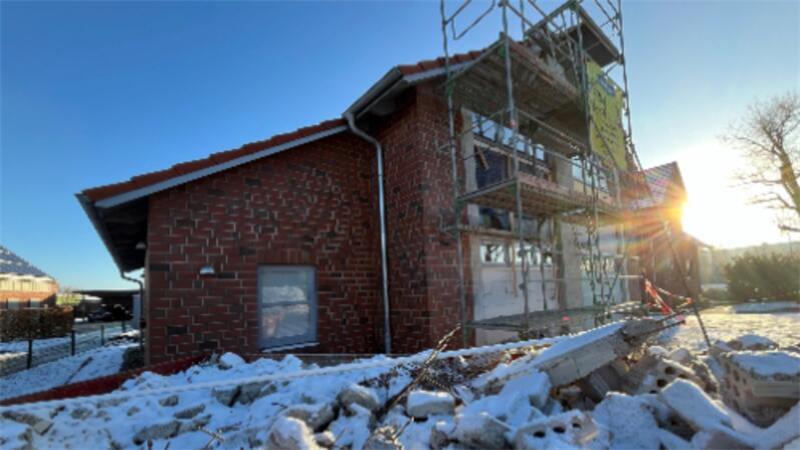 Bauschutt: Blick auf die Baustelle „Feuerwehrgerätehaus“ in Mittelnkirchen. Das Geld für die Sanierung geht zur Neige.