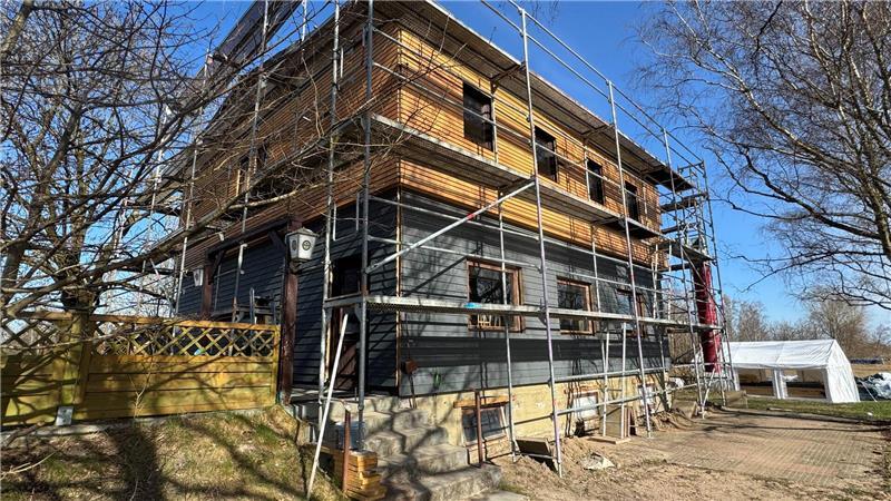 Baustelle: Blick auf das Gasthaus auf Lühesand, die neuen Campingplatz-Pächter haben die Fassade gedämmt und mit Holz verkleidet.