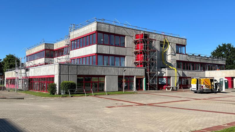 Baustelle: Blick auf das Schulzentrum Jork. In der Mitte der neue Fahrstuhl.