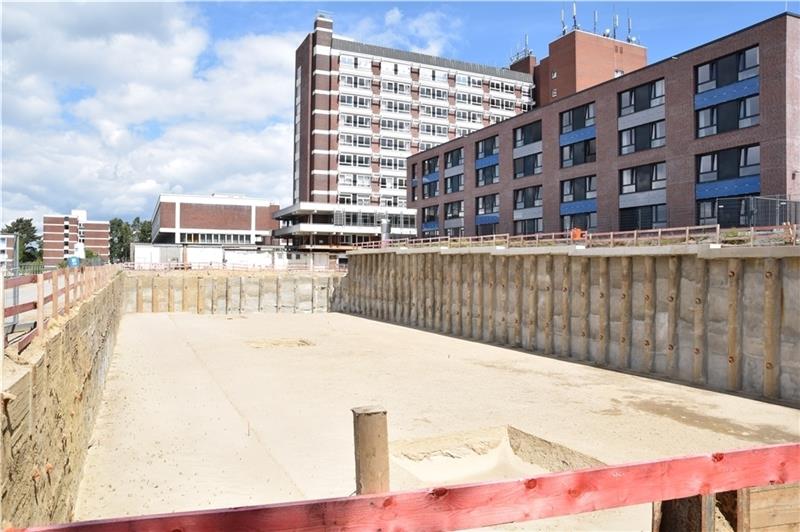 Baustelle Elbe Klinikum Stade : Die Baugrube fürs neue Bettenhaus gibt es bereits, Ende 2020 soll mit dem Bau begonnen werden. Foto: Thebestman