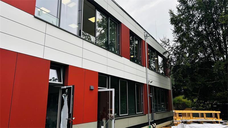 Neuer Höhepunkt an Himmelpfortens Grundschule Baustelle: Mit roten Platten ist die Fassade des Neubaus verkleidet. Die Außentüren der WC-Räume im Erdgeschoss stehen offen.