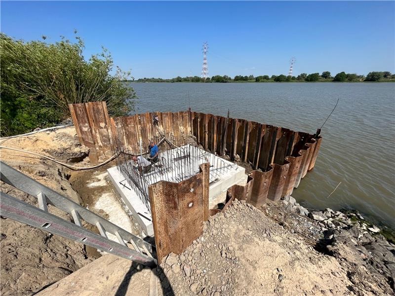 Baustelle am Deichfuß: Über dieses Bauwerk wird ab Oktober das gereinigte Abwasser aus der Kläranlage Wetterndorf in die Elbe fließen: Foto: Vasel