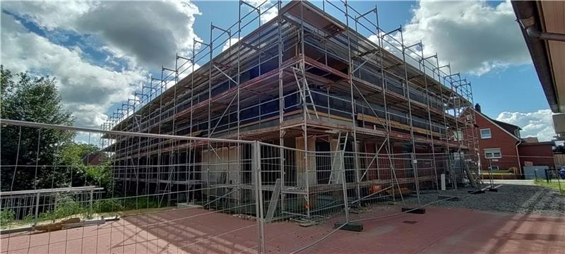 Baustelle an der Oberschule in den Ferien: Vor einem Jahr wurde das ebenerdige Flachdachgebäude neben der Mensa (rechts) gebaut, jetzt wird der Neubau aufgestockt. Foto: Lohmann