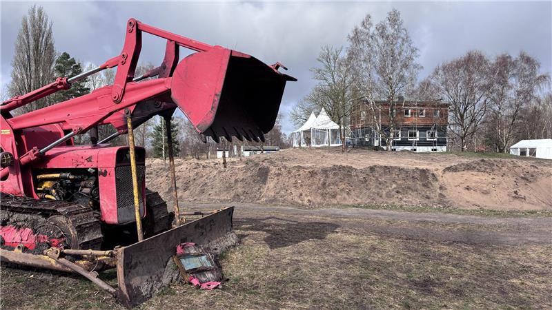 Baustelle rund um das alte Gasthaus auf Lühesand: Hier entstehen ein Spiel- und ein Zeltplatz.