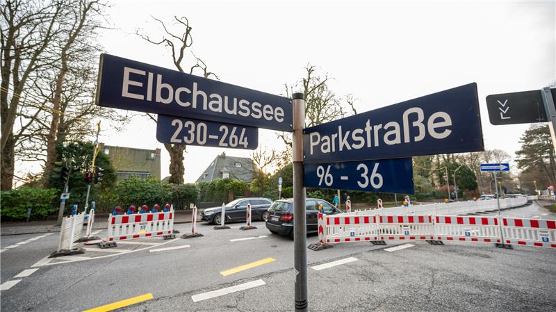 Baustellen-Absperrungen sind auf der Kreuzung Elbchaussee und Parkstraße aufgestellt. Foto: Daniel Reinhardt/dpa