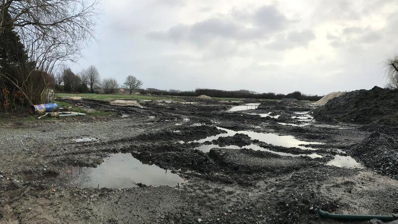 Dauerregen: Nässe bremst Bauprojekte in Nordkehdingen aus Baustopp in Krummendeich: Wo bis März der Wohnmobilstellplatz stehen sollte, ist eine Schlammwüste.