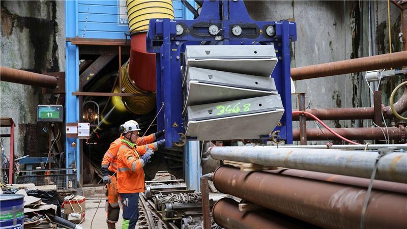 Bauteile für den Tunnel werden auf eine Bahn verladen. (Foto-Produktion)