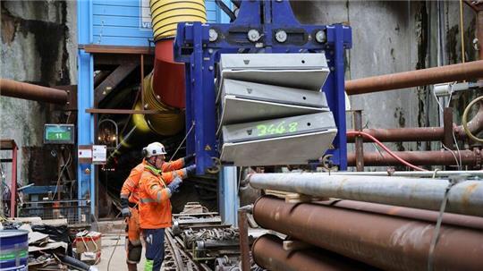 Bauteile für den Tunnel werden auf eine Bahn verladen. (Foto-Produktion)