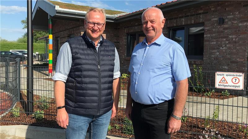 Bauunternehmer Ulf Bernhardt (links) übergibt die neue Kita an Wischhafens Bürgermeister Bernd Tietje.