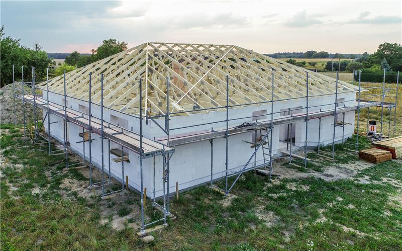 Bauvorhaben ins Stocken geraten? Geht der Bauträger pleite, ist das für Käuferinnen und Käufer oft der Alptraum. Foto: Patrick Pleul/dpa-Zentralbild/dpa-tmn