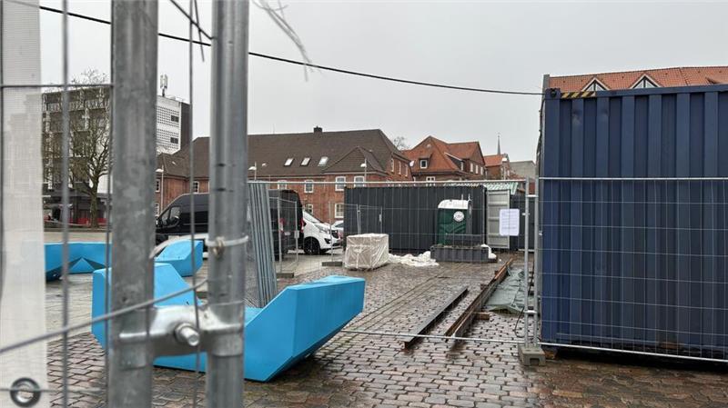Container-Ausbau stockt: Das passiert rund um den Stader Ankerplatz Bauzäune prägen das Bild auf dem Platz Am Sande in Stade. Wann der Innenausbau des Multifunktions-Containers für den Ankerplatz abgeschlossen ist, steht nicht fest.