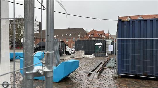 Bauzäune prägen das Bild auf dem Platz Am Sande in Stade. Wann der Innenausbau des Multifunktions-Containers für den Ankerplatz abgeschlossen ist, steht nicht fest.