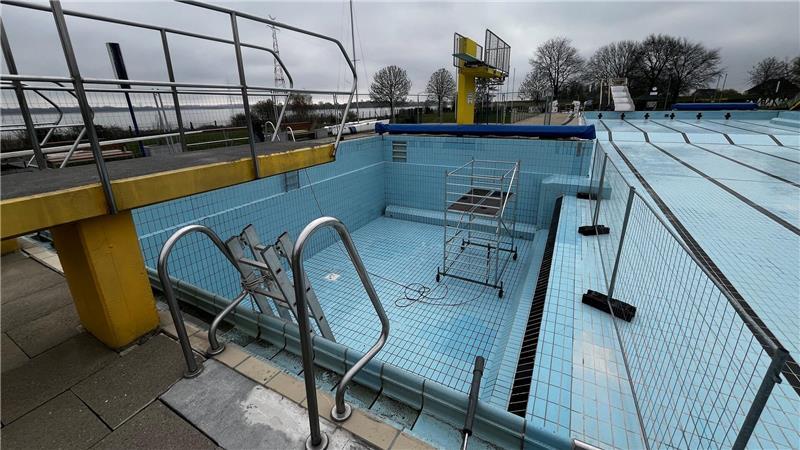 Bauzäune sichern das Sprungbecken ab.