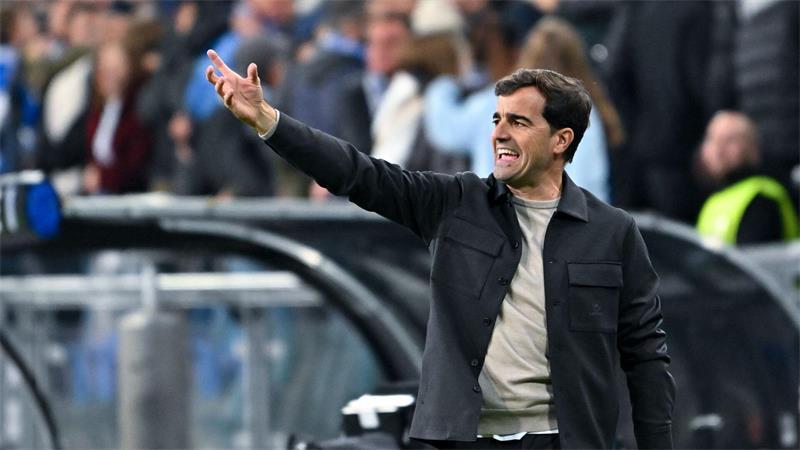 Schick trifft doppelt vom Punkt: Bayer gewinnt auch in Posen Bayer-Coach Carles Martínez feiert mit seiner Mannschaft den vierten Sieg in Folge.