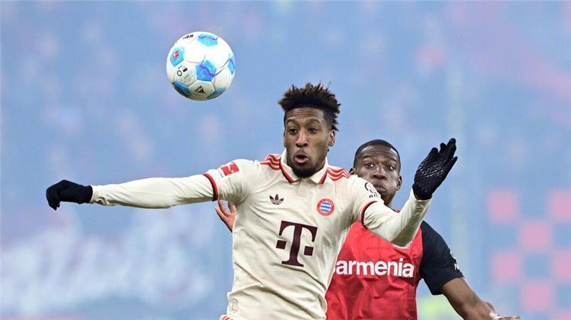 Bayer Leverkusen - Bayern München: Leverkusens Nordi Mukiele (l) und Bayerns Kingsley Coman kämpfen um den Ball.