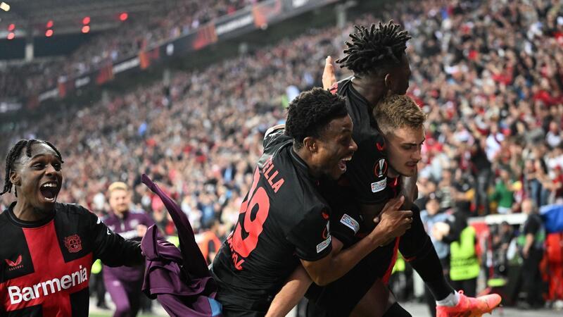 Zwei Elfer und ein Eigentor: Leverkusen nach 2:2 im Finale Bayer Leverkusen bejubelt das späte Ausgleichstor durch Josip Stanisic (r) zum 2:2.