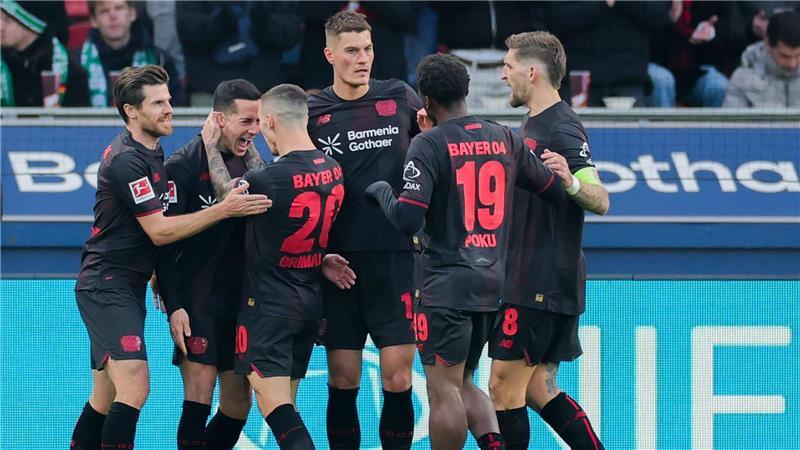 Bayer Leverkusen jubelt über das Tor zum 1:0 durch Lucas Vázquez.