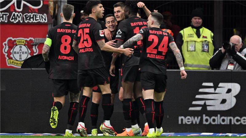 Bayer Leverkusen jubelt über das Tor zum 2:0 gegen den FC St. Pauli.