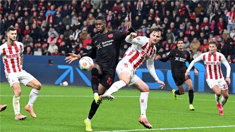 Fan-Boykott und Traumtor: Bayer gewinnt Rhein-Derby Bayer Leverkusen und der 1. FC Köln lieferten sich ein umkämpftes Derby.
