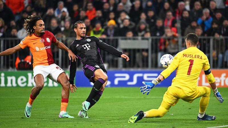 Bayern-Angreifer Leroy Sane (M) findet  Galatasaray-Keeper Fernando Muslera (r) seinen Meister.
