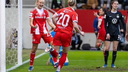 Bayern-Ass Pernille Harder (l.): wieder Jubel gegen Wolfsburg? (Archivbild) 