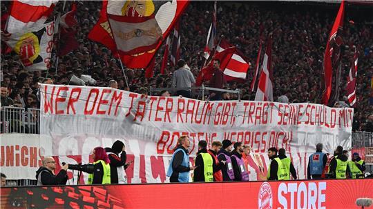 Nach Fan-Protesten: Boateng sagt Hospitanz beim FC Bayern ab Bayern-Fans entrollten beim Duell gegen Dortmund ein Transparent gegen Ex-Profi Jérôme Boateng.