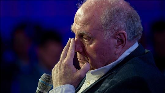 Bayern Münchens Ehrenpräsident Uli Hoeneß kritisiert die Leistung des Schiedsrichters scharf. (Archivbild)
