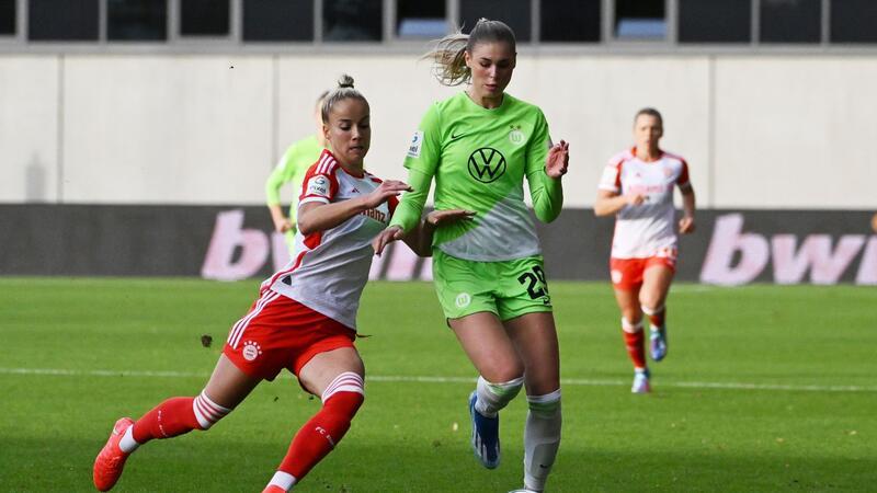 Das Spitzenspiel: Wolfsburgerinnen fordern FC Bayern Bayern Münchens Giulia Gwinn (l) im Zweikampf mit Jule Brand vom VfL Wolfsburg.