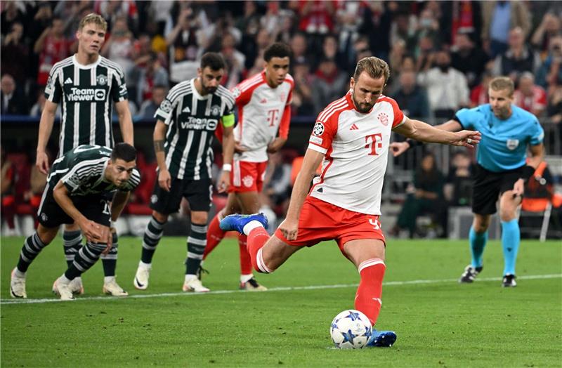 Bayern Münchens Harry Kane trifft per Elfmeter zum 3:1.