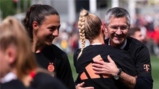 Bayern Münchens Präsident Herbert Hainer umarmt Giulia Gwinn nach dem Gewinn der deutschen Meisterschaft.