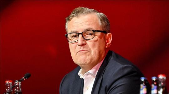 Bayern Münchens Vorstandsvorsitzender Jan-Christian Dreesen hofft auf ein Einlenken des DFB im Zoff um die Frauen-Bundesliga. (Archivbild)