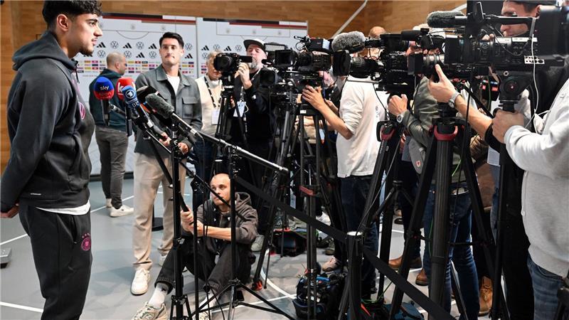 Bayern-Profi Aleksandar Pavlovic beantwortet im DFB-Quartier Reporterfragen. 