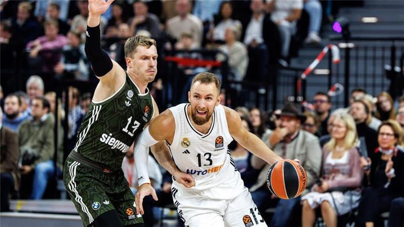 Bayern-Profi Andreas Obst (links) im Duell mit Reals Dzanan Musa.