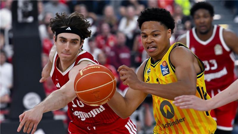 Bayern-Profi Jessup (links) und Berlins Kayil kämpfen um den Ball.