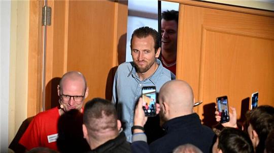 Bayern-Star Harry Kane besucht den Fanclub „Die Roten“ in Kirchweidach.