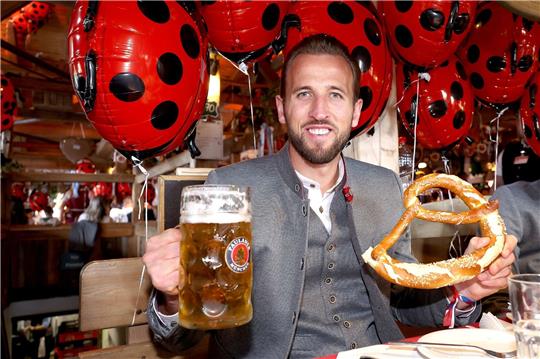 Bayern-Star Harry Kane genießt das Oktoberfest.
