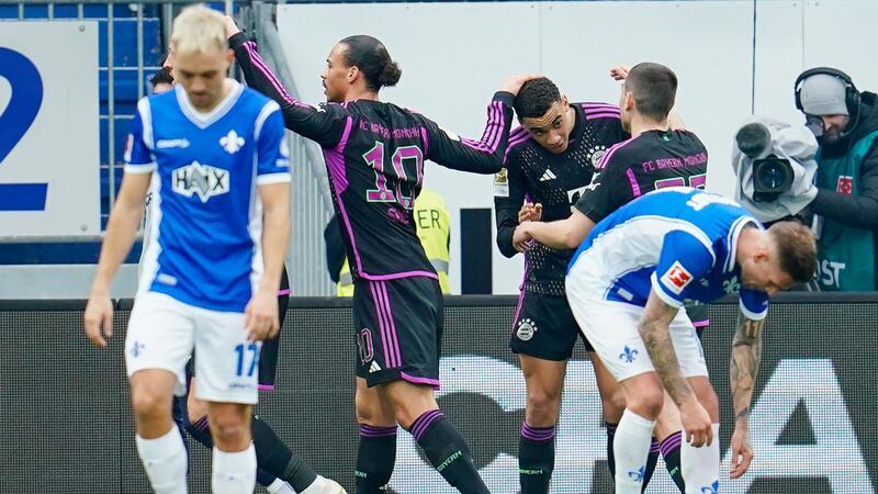 Bayern in Torlaune - Aber Sorgen um Kane Bayern-Star Jamal Musiala (M.) lässt sich nach seinem ersten Treffer feiern.