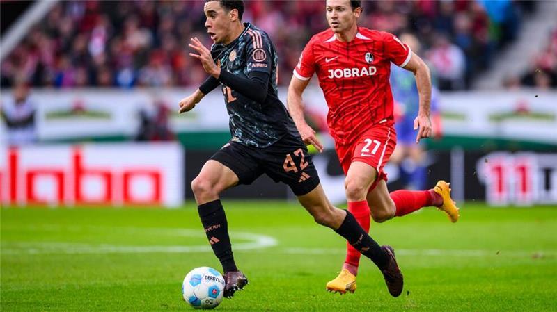 Kane mit Wucht: FC Bayern siegt knapp in Freiburg Bayern-Star Jamal Musiala enteilt Freiburgs Nicolas Höfler.