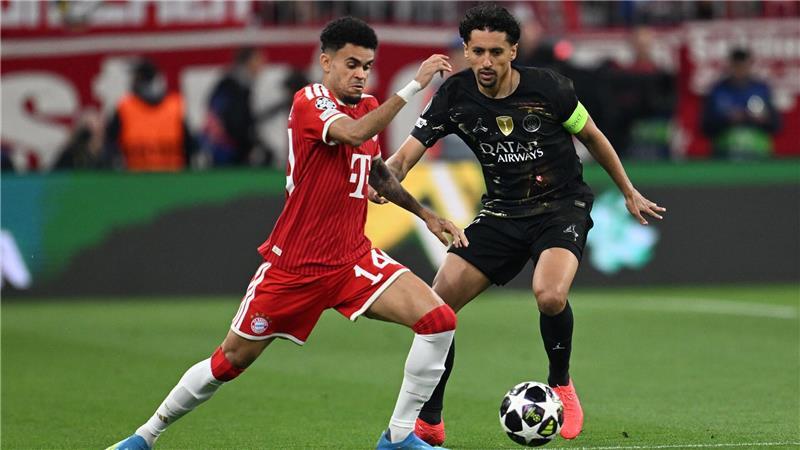 Bayern-Stürmer Diáz und PSG-Kapitän Marquinhos kämpfen um den Ball.
