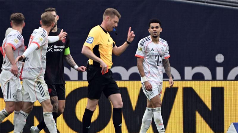 Bayern-Stürmer Luis Díaz bleibt nach seiner Gelb-Roten Karte für das nächste Spiel gesperrt.