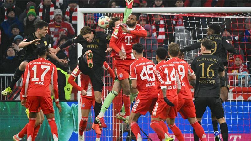 Bayern-Torhüter Jonas Urbig sah beim 1:1 unglücklich aus.