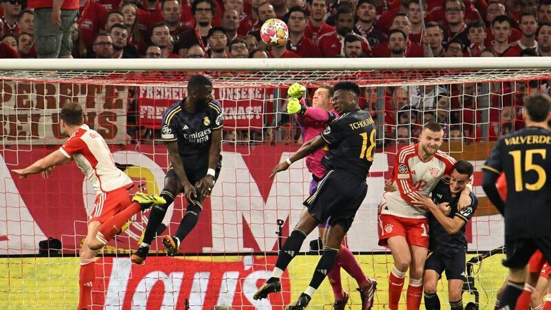 Bayern-Torhüter Manuel Neuer (M.) faustet den Ball aus der Gefahrenzone.